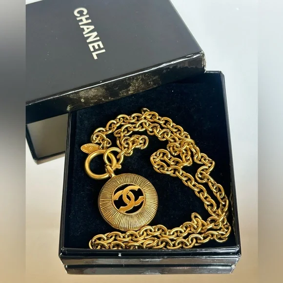 CHANEL CC Logo Sunburst necklace with box - Picture 1 of 9